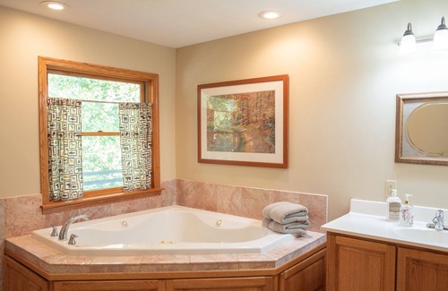 Kingsville Cabin | Kingsville Lodge Private Retreatnhot tub, pond, boats, game room, + more