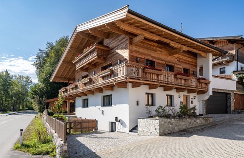 Kitzbuehel Ski Chalet | Kinkara Lodge - 3 Bedroom House in the heart of Kirchberg