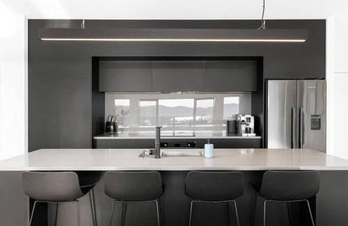 Kinloch House | Kinloch Bach with heaps of room!