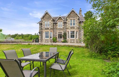 Pitlochry Villa | Kinnaird Country House with Hot Tub
