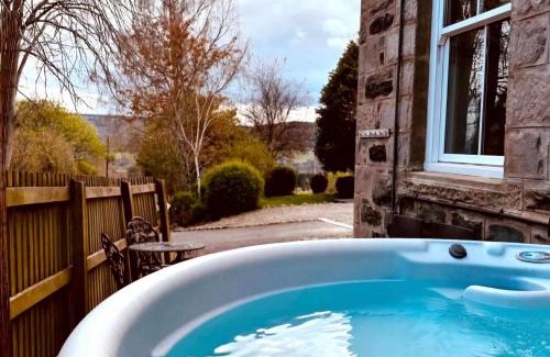 Pitlochry Villa | Kinnaird Country House with Hot Tub