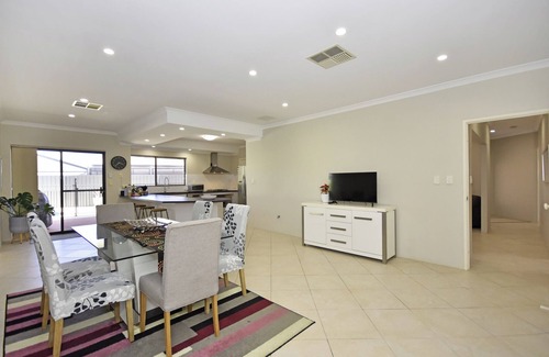 Kinross House | Kinross Heaven 4-bedroom 2-bathroom home with sparkling pool + pool table