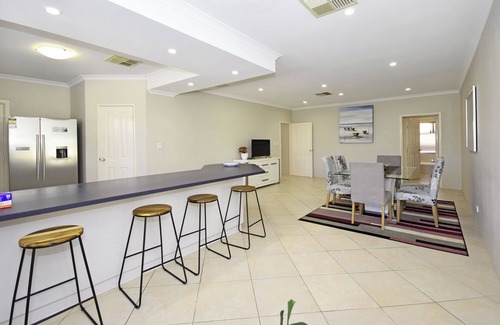 Kinross House | Kinross Heaven 4-bedroom 2-bathroom home with sparkling pool + pool table
