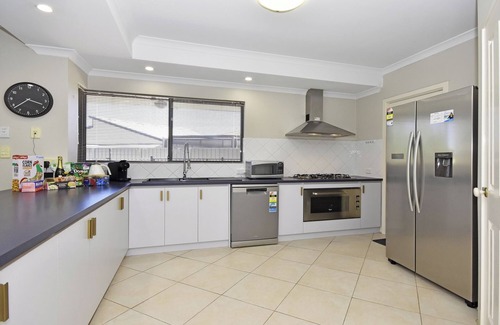 Kinross House | Kinross Heaven 4-bedroom 2-bathroom home with sparkling pool + pool table