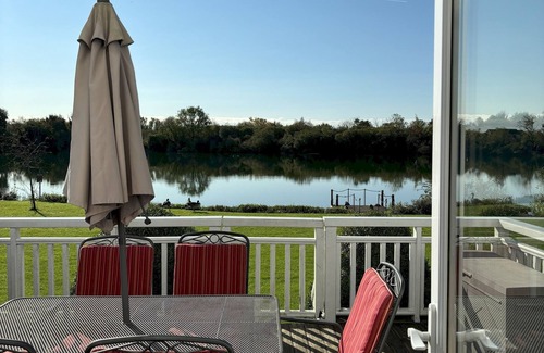 South Cerney Ski Chalet | Kinsale Lodge · Cotswolds Lakeside - Spring Lake