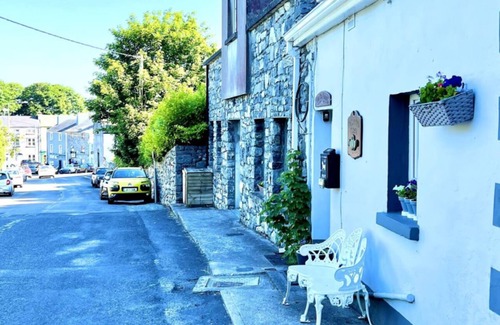 Kinvara Cottage | Kinvara Cottage - Walking distance to the harbor, castle, pubs and shops.