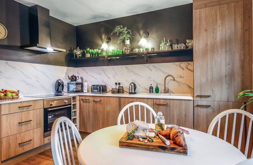 Hove Apartment | KIRA Beach House Large luxury 2 bedroom garden apartment
