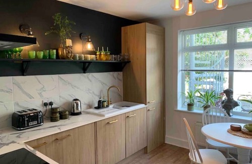 Hove Apartment | KIRA Beach House Large luxury 2 bedroom garden apartment