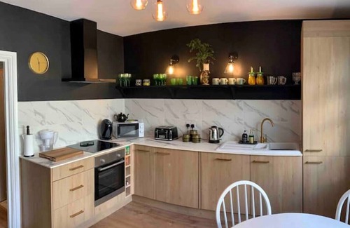 Hove Apartment | KIRA Beach House Large luxury 2 bedroom garden apartment