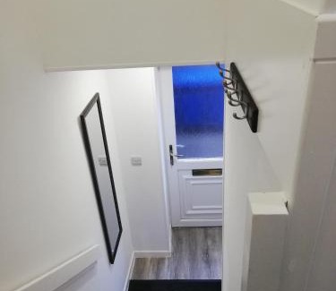 Kirkcaldy Apartment | Kirkcaldy High Street Modern studio