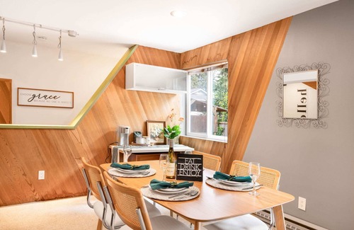 Inglewood-Finn Hill House | Kirkland Oasis: Chic Basement Retreat with Hot Tub