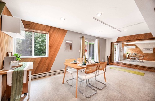 Inglewood-Finn Hill House | Kirkland Oasis: Chic Basement Retreat with Hot Tub