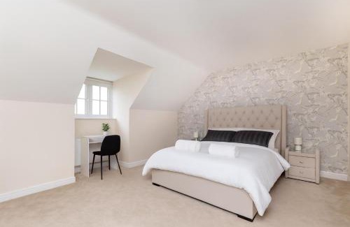 Stanley House | Kirkstall by Alt-Stay - 4 Bed Contractor, Corporate & Relocation Accommodation with 2x En Suites and King Beds plus Kitchen, Laundry, Parking, Workspaces, Smart TV and Fast Wi Fi - Long Stay Ready with Weekly and Monthly Rates