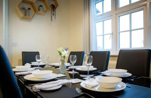 Stanley House | Kirkstall House by Alt-Stay Accommodation - 15 Percent Off stays over 7 nights