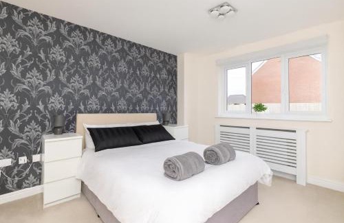 Stanley House | Kirkstall House by Alt-Stay Accommodation - 15 Percent Off stays over 7 nights