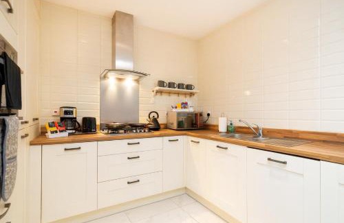 Stanley House | Kirkstall House by Alt-Stay Accommodation - 15 Percent Off stays over 7 nights