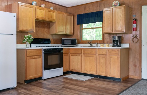 Triumph Cabin | Kishauwau Cabins Dog Friendly [Commanche Cabin] near Starved Rock State Park
