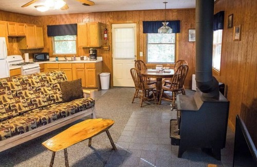 Triumph Cabin | Kishauwau Cabins Dog Friendly [Commanche Cabin] near Starved Rock State Park