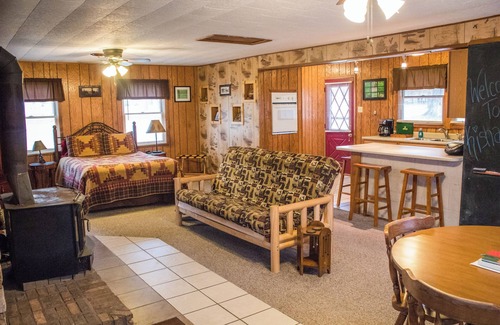 Triumph Cabin | Kishauwau Cabins Small Family Cabin 7 Miles From Starved Rock State Park
