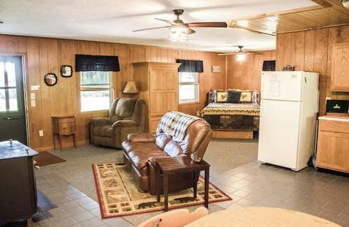 Triumph Cabin | Kishauwau's Starved Rock Area Cabins - Romantic Whirlpool Pines Cabin For 2