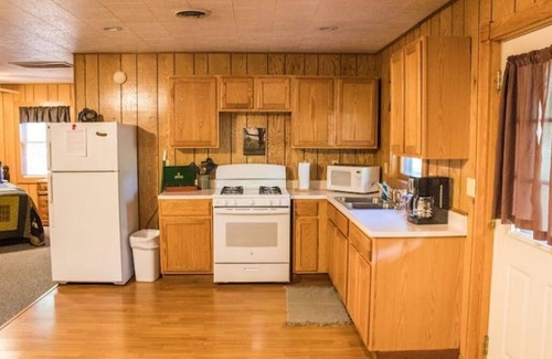 Triumph Cabin | Kishauwau's Starved Rock Area Cabins - Romantic Whirlpool Wilderness