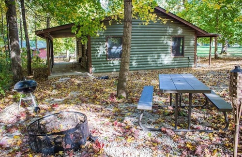 Triumph Cabin | Kishauwau's Starved Rock Area Cabins - Romantic Whirlpool Wilderness