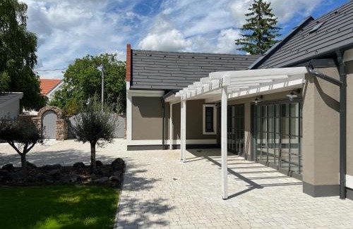 Balatonhenye Villa | KisKütyü