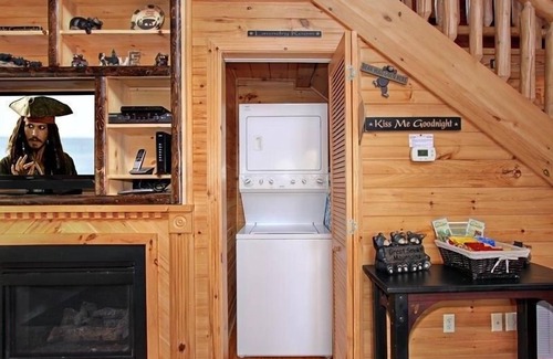 Gatlinburg - Pigeon Forge Cabin | Kiss Me Goodnight 1 Bedroom Cabin by RedAwning