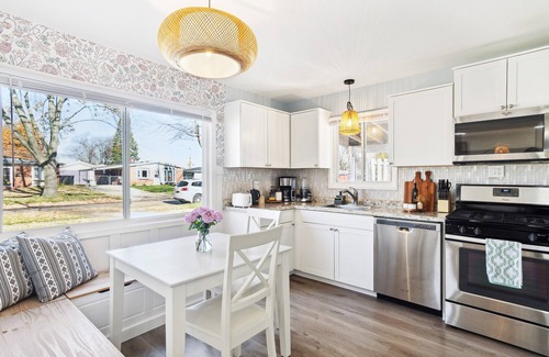 Madison Heights House | ☀️ Kissed by Sunshine ☀️ 3BDR Ranch by Royal Oak & Ferndale - Family Friendly 2TVs