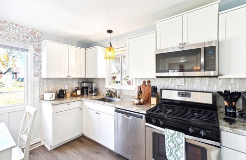 Madison Heights House | ☀️ Kissed by Sunshine ☀️ 3BDR Ranch by Royal Oak & Ferndale - Family Friendly 2TVs
