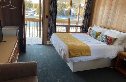 Sauble Beach Hotel | Kit Wat Motel & Marina