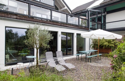 Holzhausen Apartment | Kitchen with gas stove, own barbecue area with a small garden, king-size beds