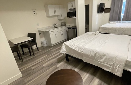 East Kootenay Hotel | Kitchenette room in beautiful Radium Hot Springs