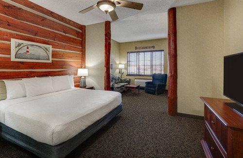 Moline Hotel | Kitchenette, Living Room, Extended Stay King, Stoney Creek Quad Cities