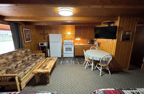 Melrose House | Kitchenette - Spacious Room with Full Kitchen - Melrose MT
