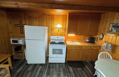 Melrose House | Kitchenette - Spacious Room with Full Kitchen - Melrose MT