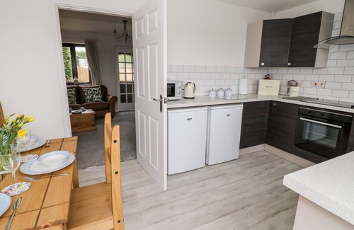 Syresham Cottage | KITE COTTAGE, pet friendly, with a garden in Syresham