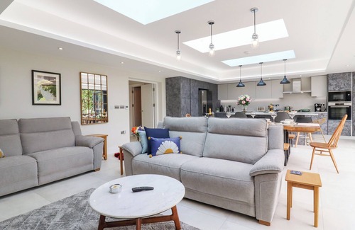 Little Missenden Cottage | KITE VIEW COTTAGE, pet friendly, with a garden in Holmer Green