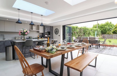 Little Missenden Cottage | KITE VIEW COTTAGE, pet friendly, with a garden in Holmer Green