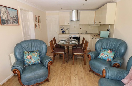 Scurlage Cottage | KITES - 52 GOWER HOLIDAY VILLAGE, pet friendly in Port Eynon