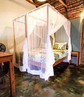 Tofo Hostel | Kitesurf Tofo House - 1 minute walk from beach and center
