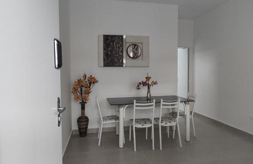 Indaia House | Kitinet J&W a 150 metros do mar