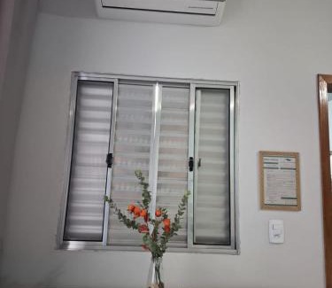 Capao Bonito House | Kitnet com ar condicionado e banheiro externo