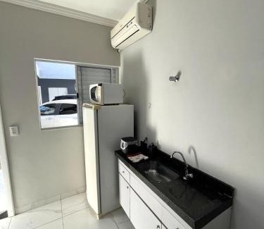 Maringa Apartment | Kitnet Luz do Mar - 04 com ar condicionado