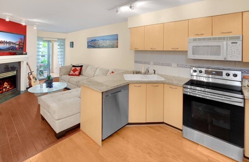 Fairview Condo | Kitsilano Apartment | 6 blocks to the beach License number 24-229694