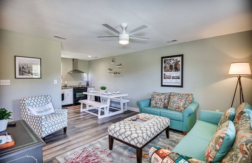 Sea Scape Apartment | Kitty Hawk Apartment w/Hot Tub - 1 Mi to Beach!