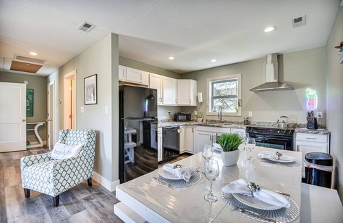 Sea Scape Apartment | Kitty Hawk Apartment w/Hot Tub - 1 Mi to Beach!
