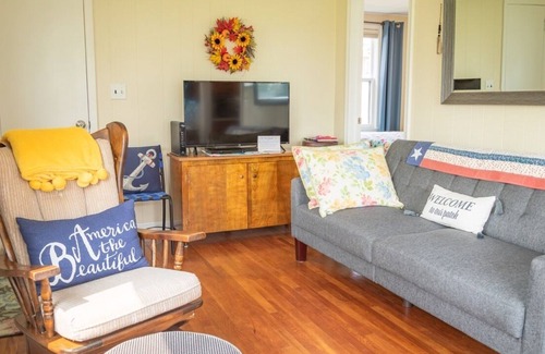 Caseville House | Kitty Lee Cottage - Cozy, Clean & Right in Town!
