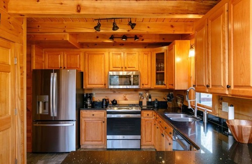 Old Fort Cabin | Kitty's Cabin - Hot tub! WiFi!