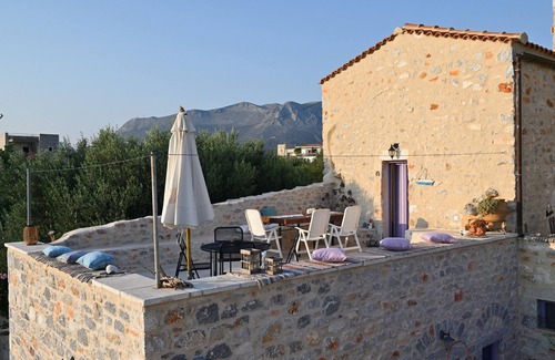Pyrgou Dirou Ski Chalet | Kivotos Mani – Traditional Charm & Coastal Views